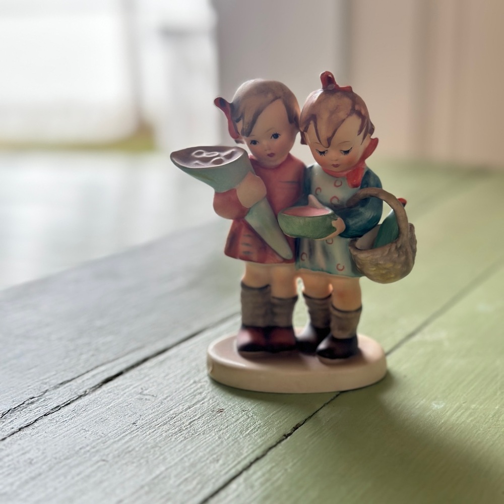 Going to Grandma’s Hummel Figurine W.Germany Goebel 5” 1980. 52/0 TMK5